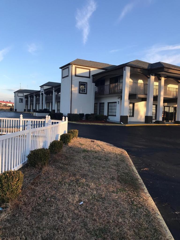 Americas Best Value Inn Holly Springs Bagian luar foto
